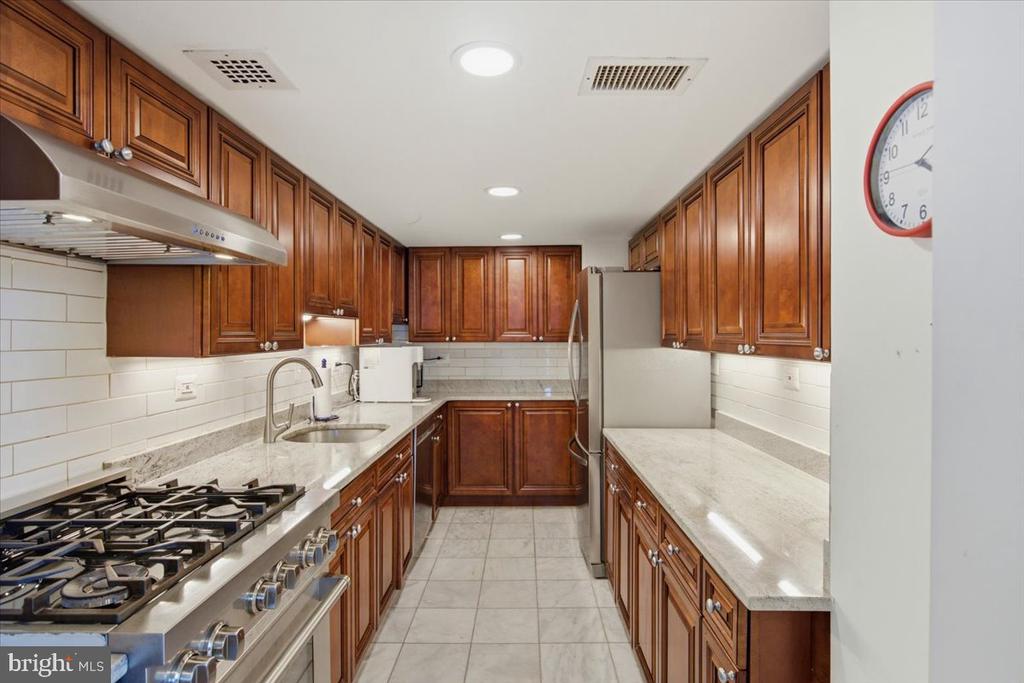 700 7TH STREET SW Unit: 827
