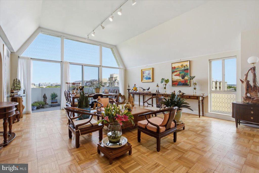 700 7TH STREET SW Unit: 827