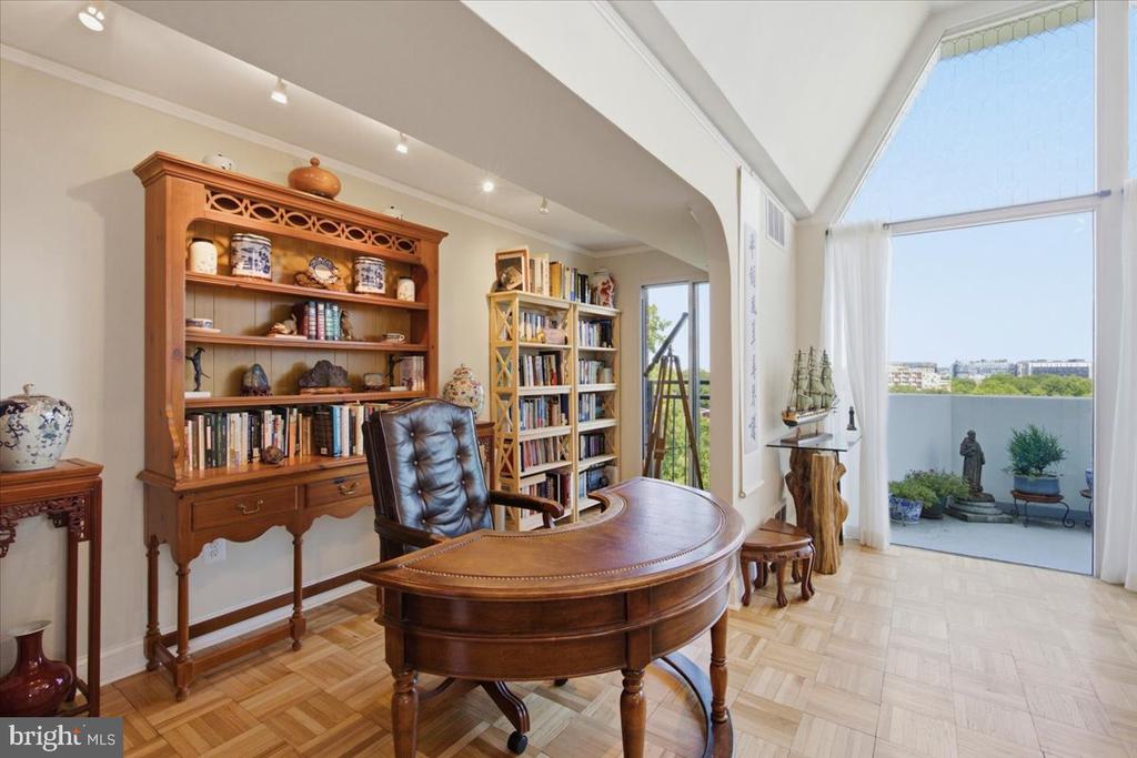700 7TH STREET SW Unit: 827