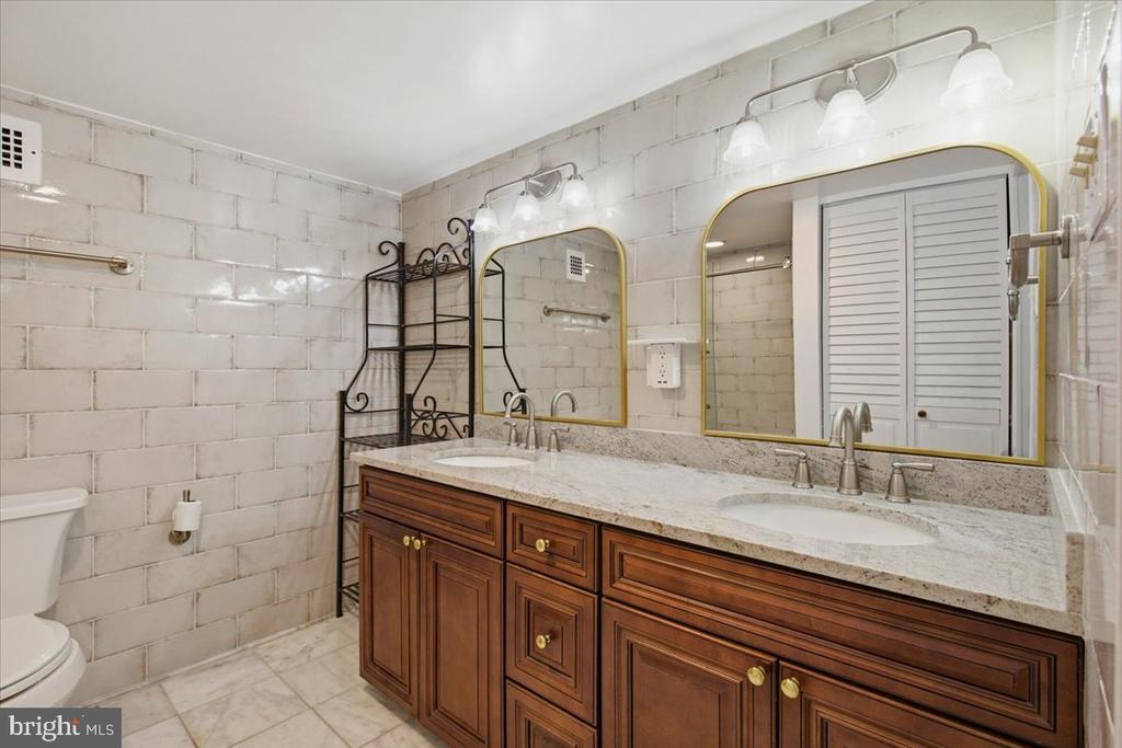 700 7TH STREET SW Unit: 827
