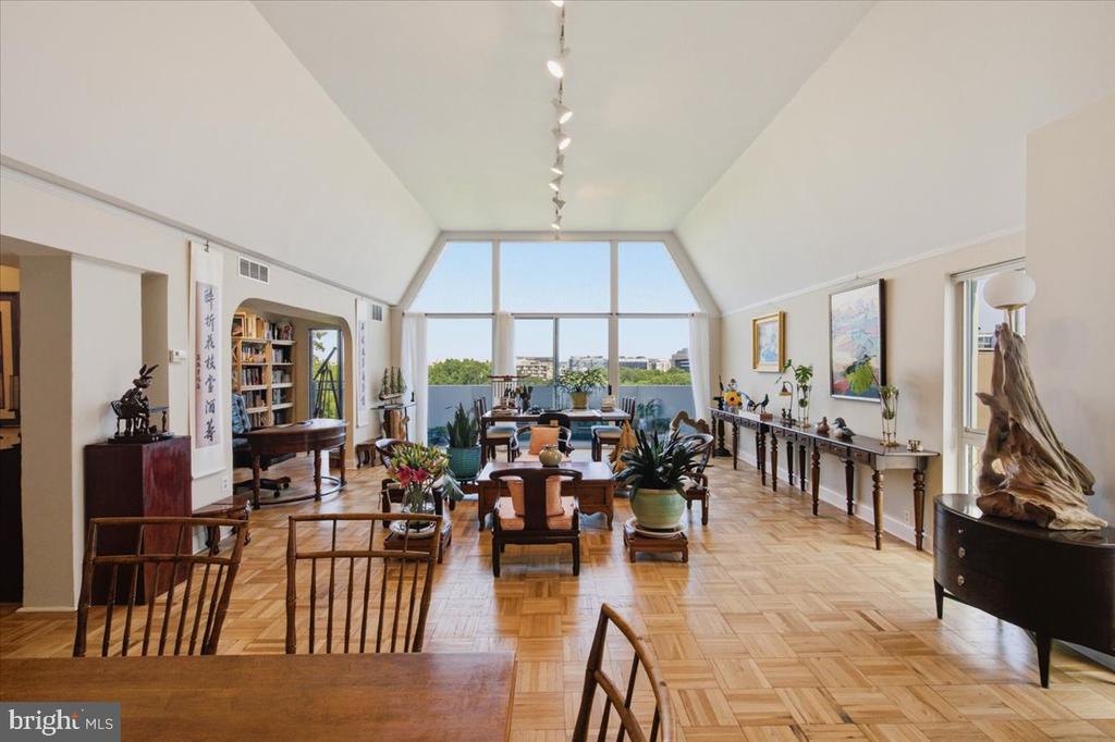 700 7TH STREET SW Unit: 827