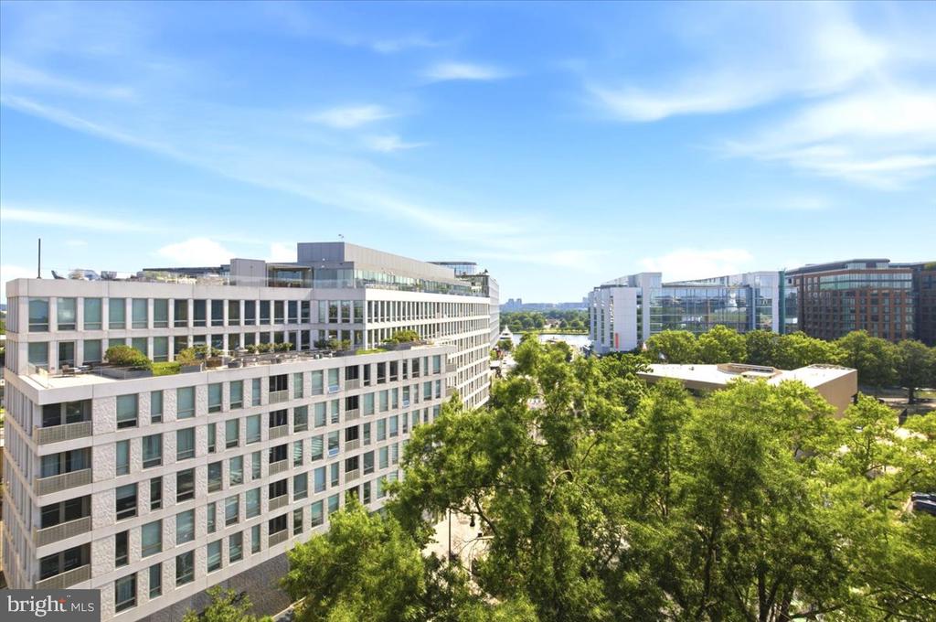 700 7TH STREET SW Unit: 827