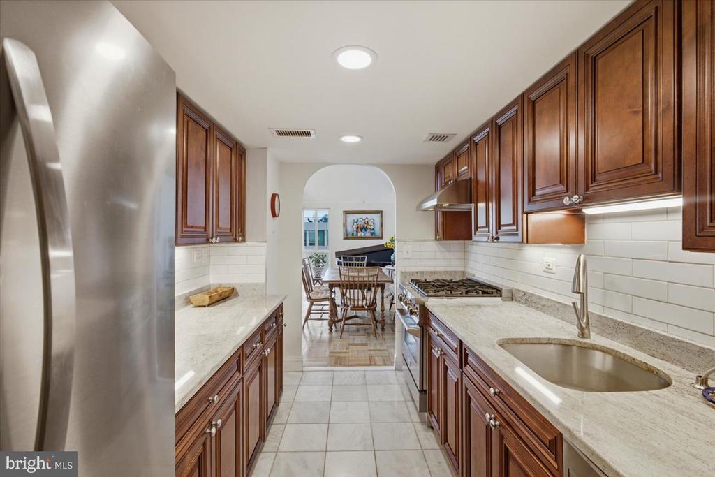 700 7TH STREET SW Unit: 827