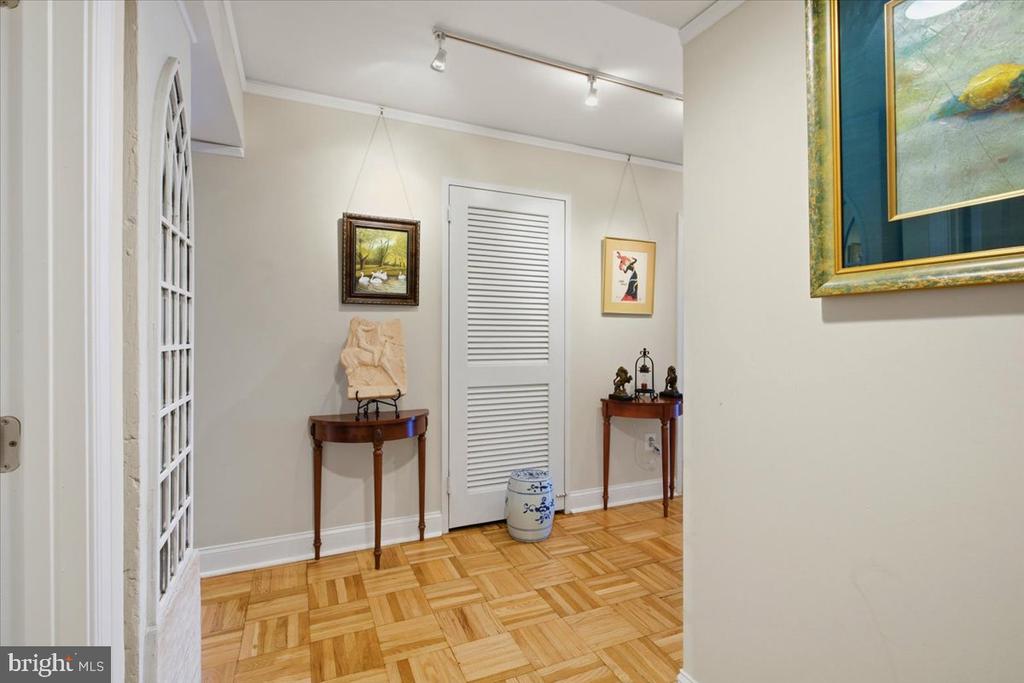 700 7TH STREET SW Unit: 827