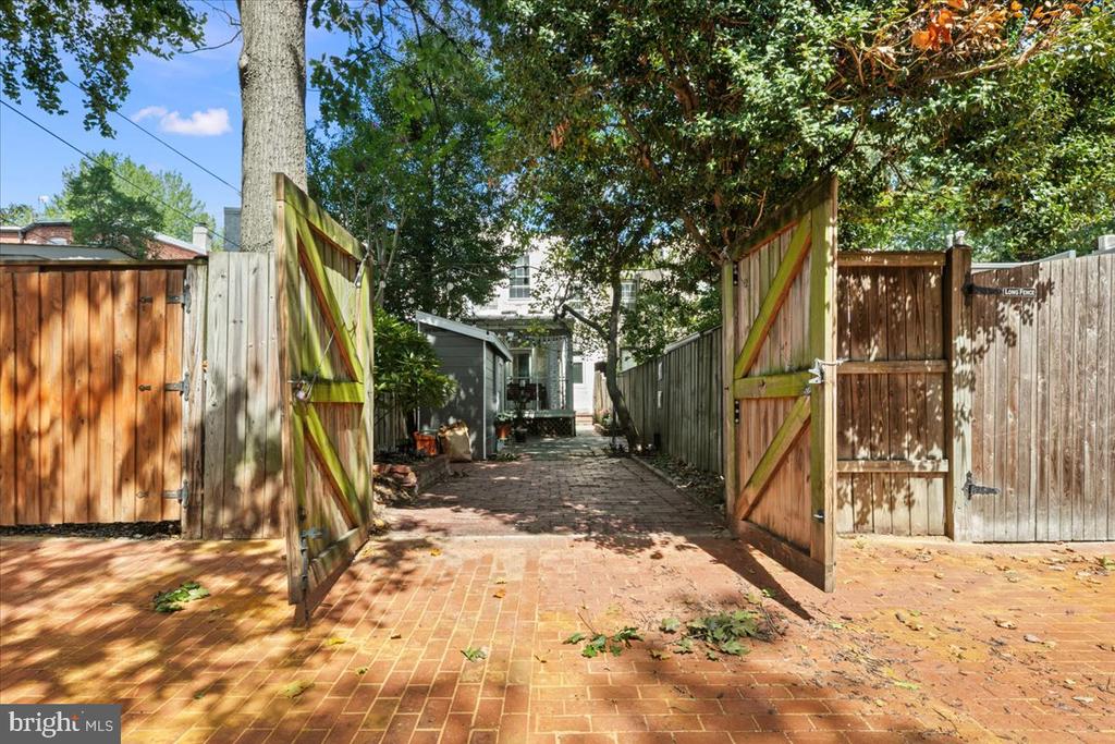 909 G STREET SE