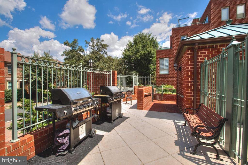 1050 N TAYLOR STREET Unit: 1-213