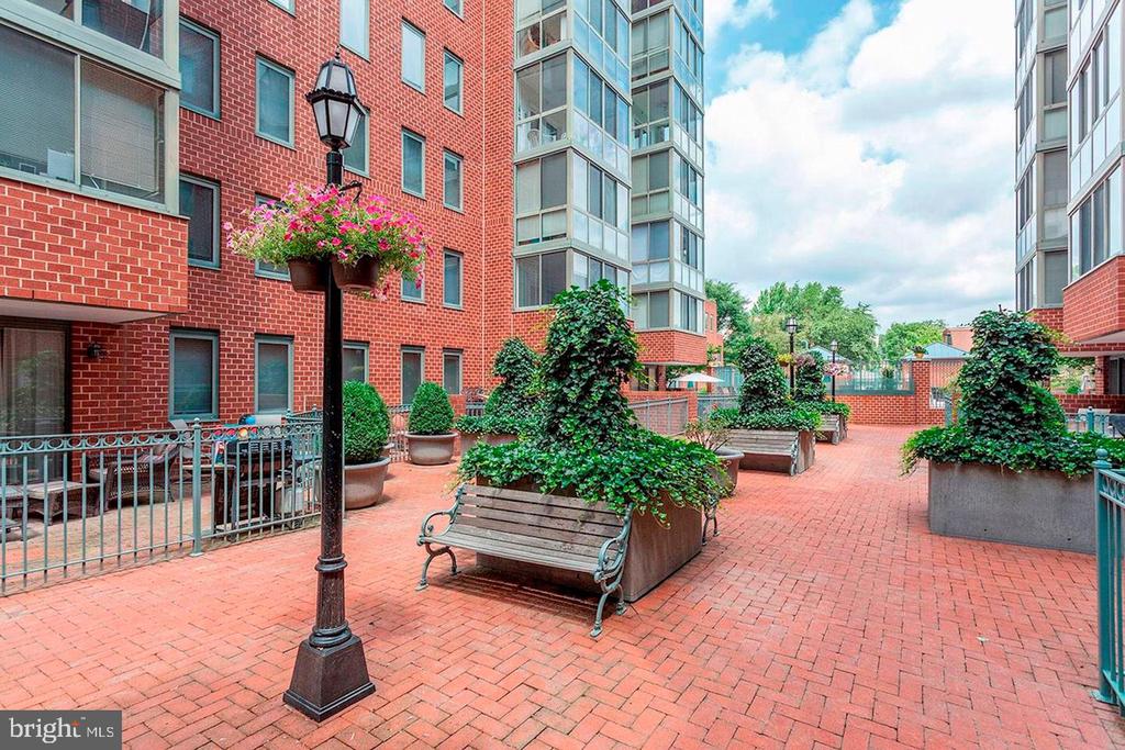 1050 N TAYLOR STREET Unit: 1-213