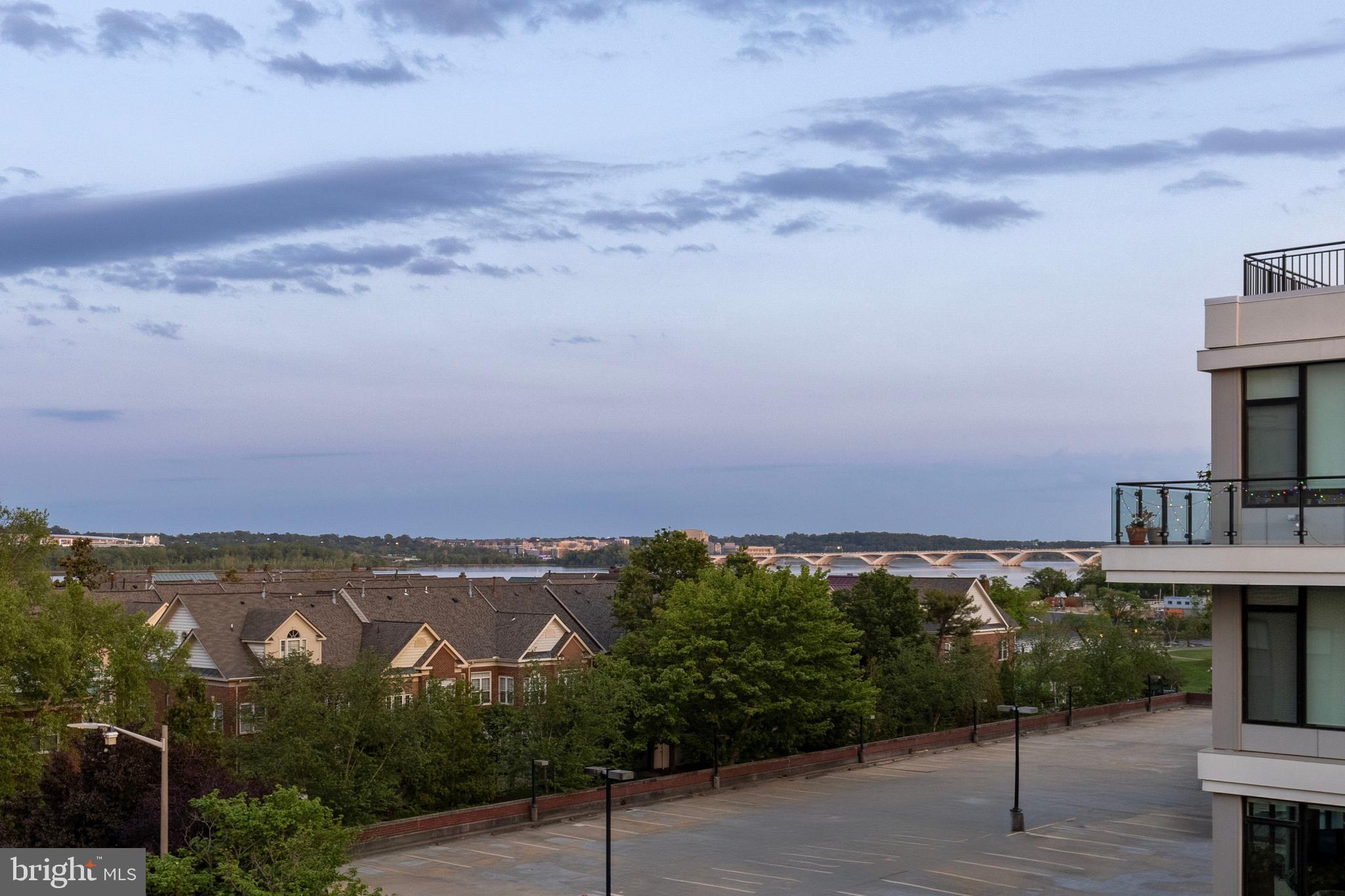 215 MONTGOMERY STREET