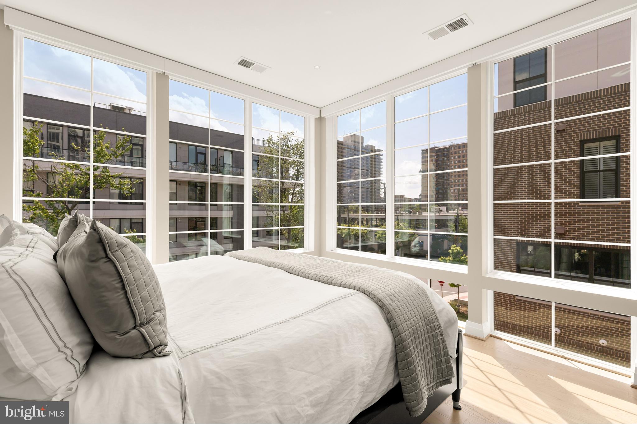 215 MONTGOMERY STREET