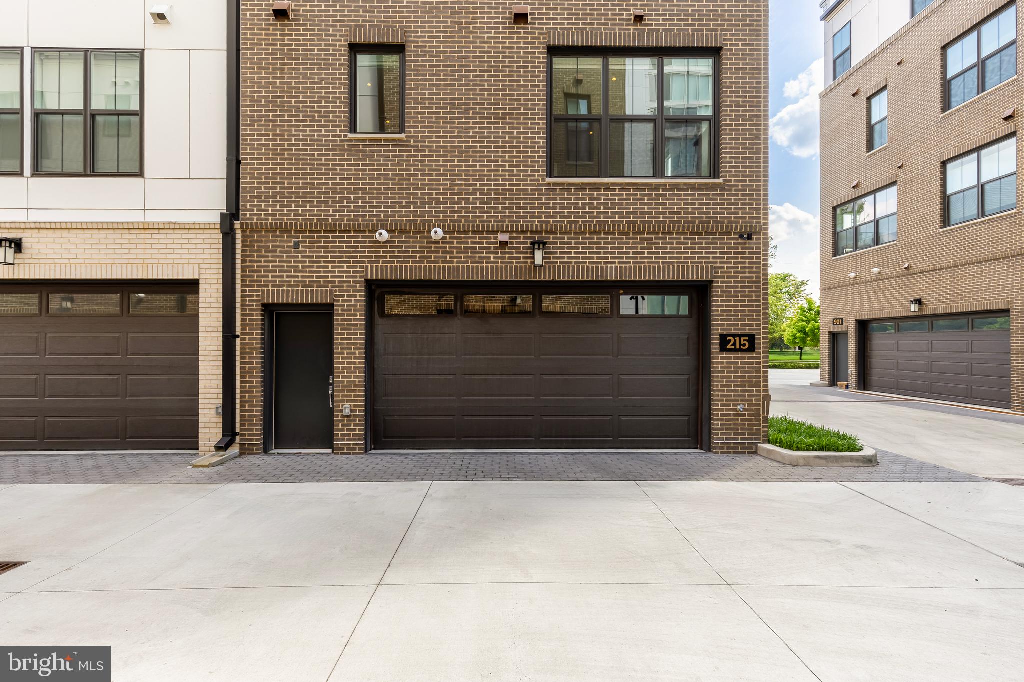 215 MONTGOMERY STREET