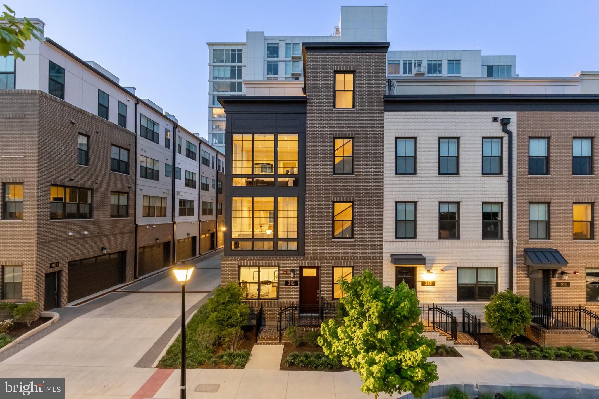 215 MONTGOMERY STREET