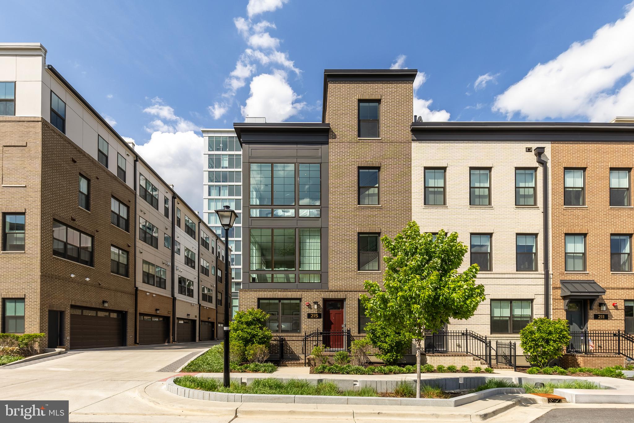 215 MONTGOMERY STREET