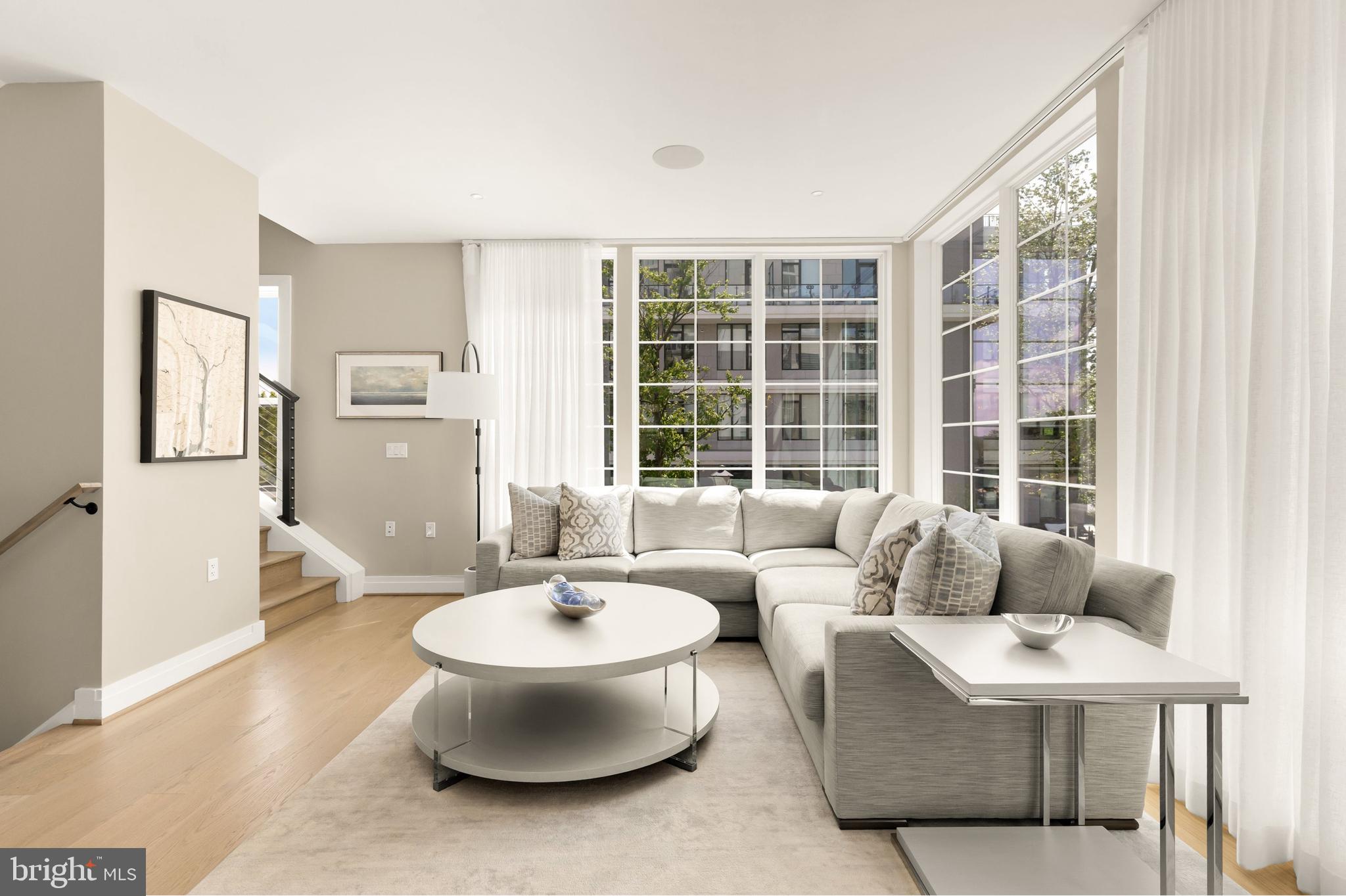 215 MONTGOMERY STREET