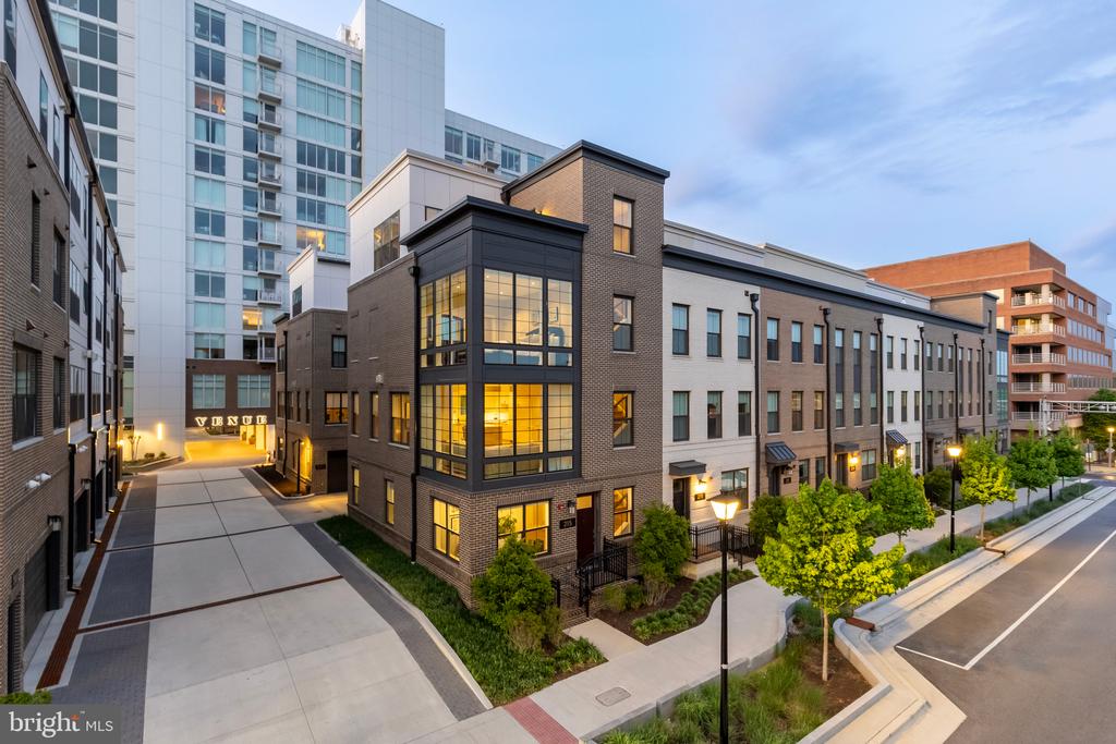 215 MONTGOMERY STREET