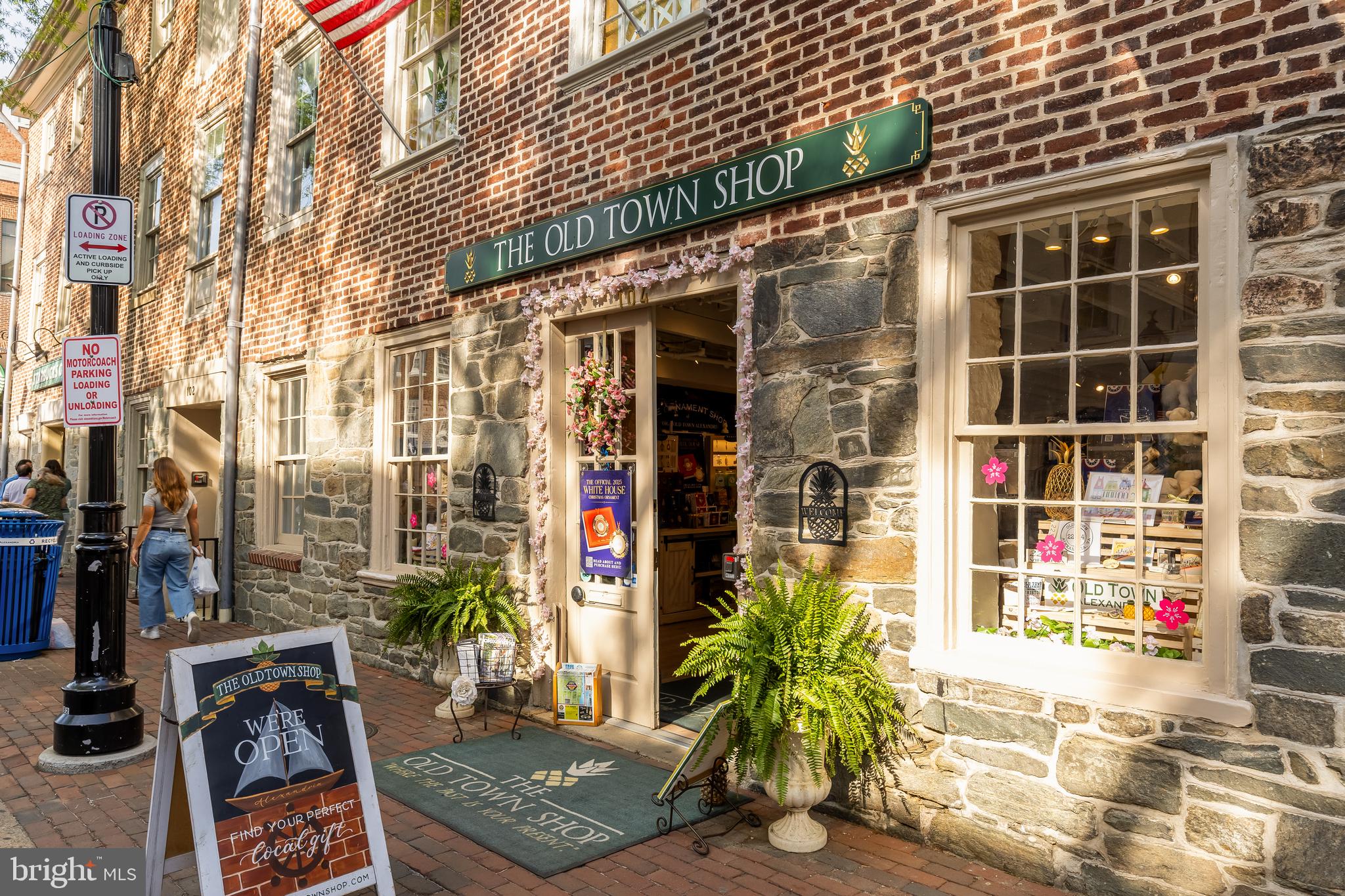 215 MONTGOMERY STREET