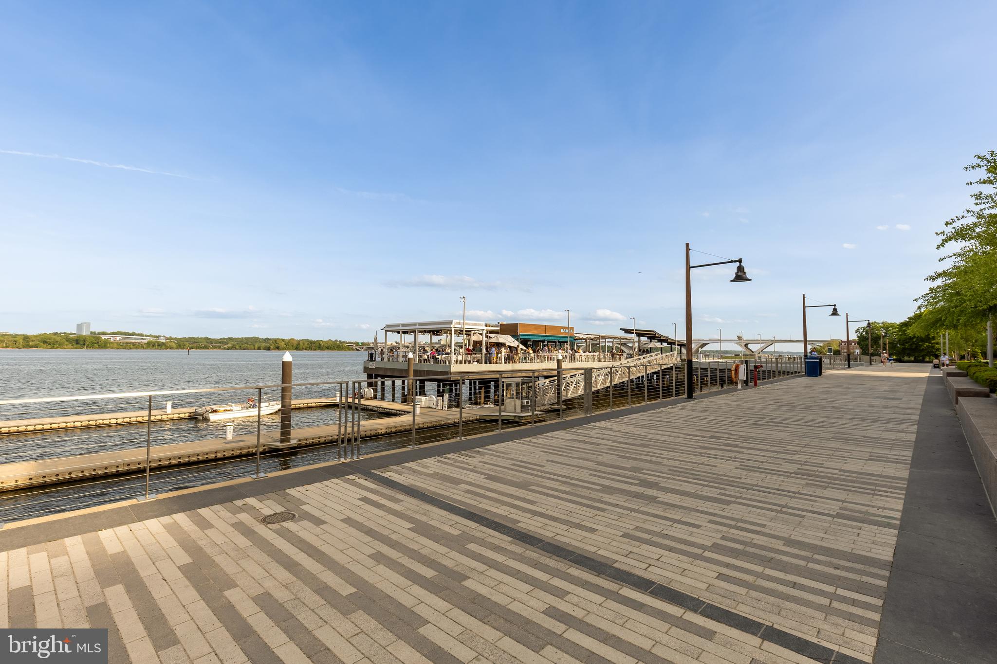 215 MONTGOMERY STREET