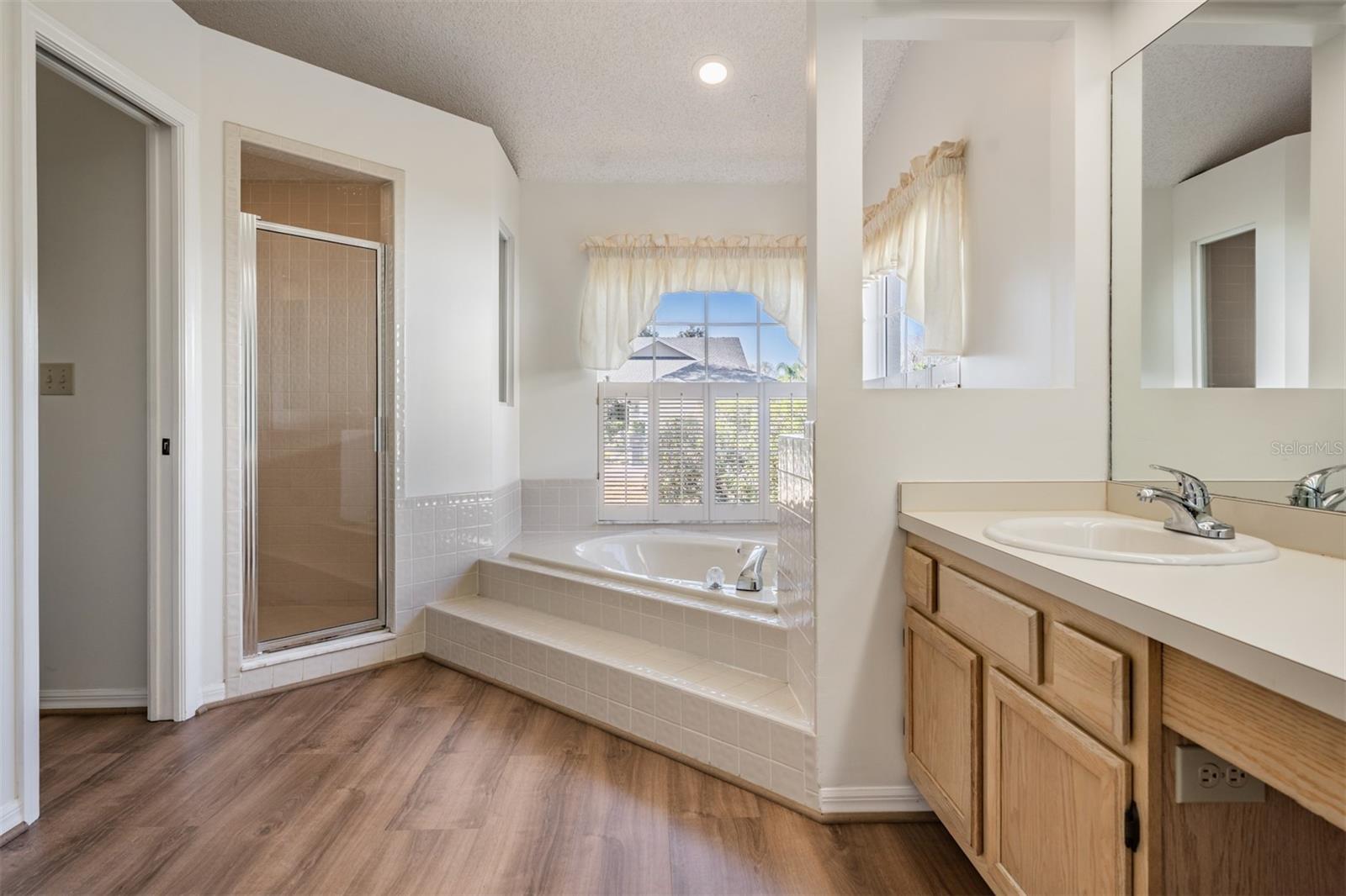 6504 THOROUGHBRED LOOP