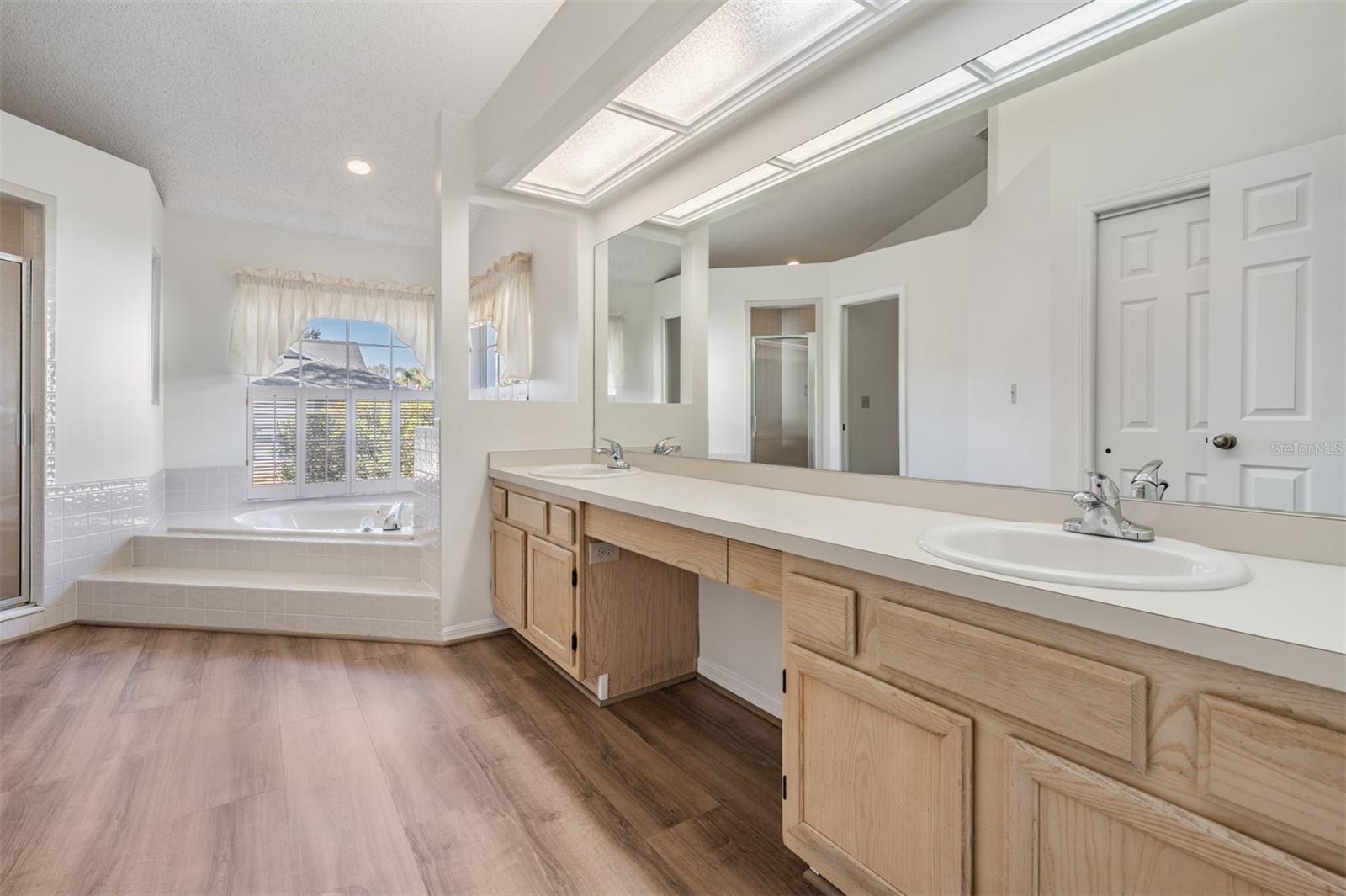 6504 THOROUGHBRED LOOP