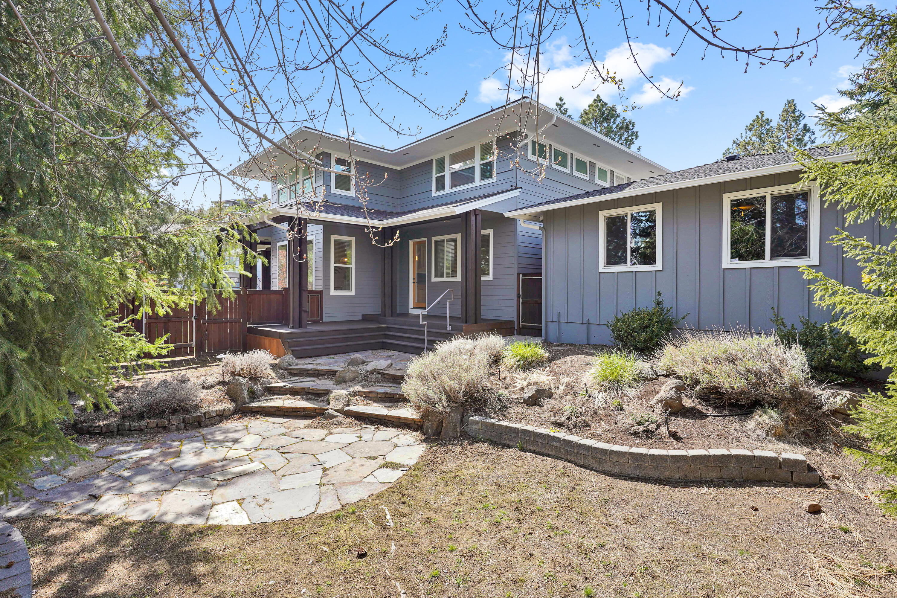 542 NW Greyhawk Avenue