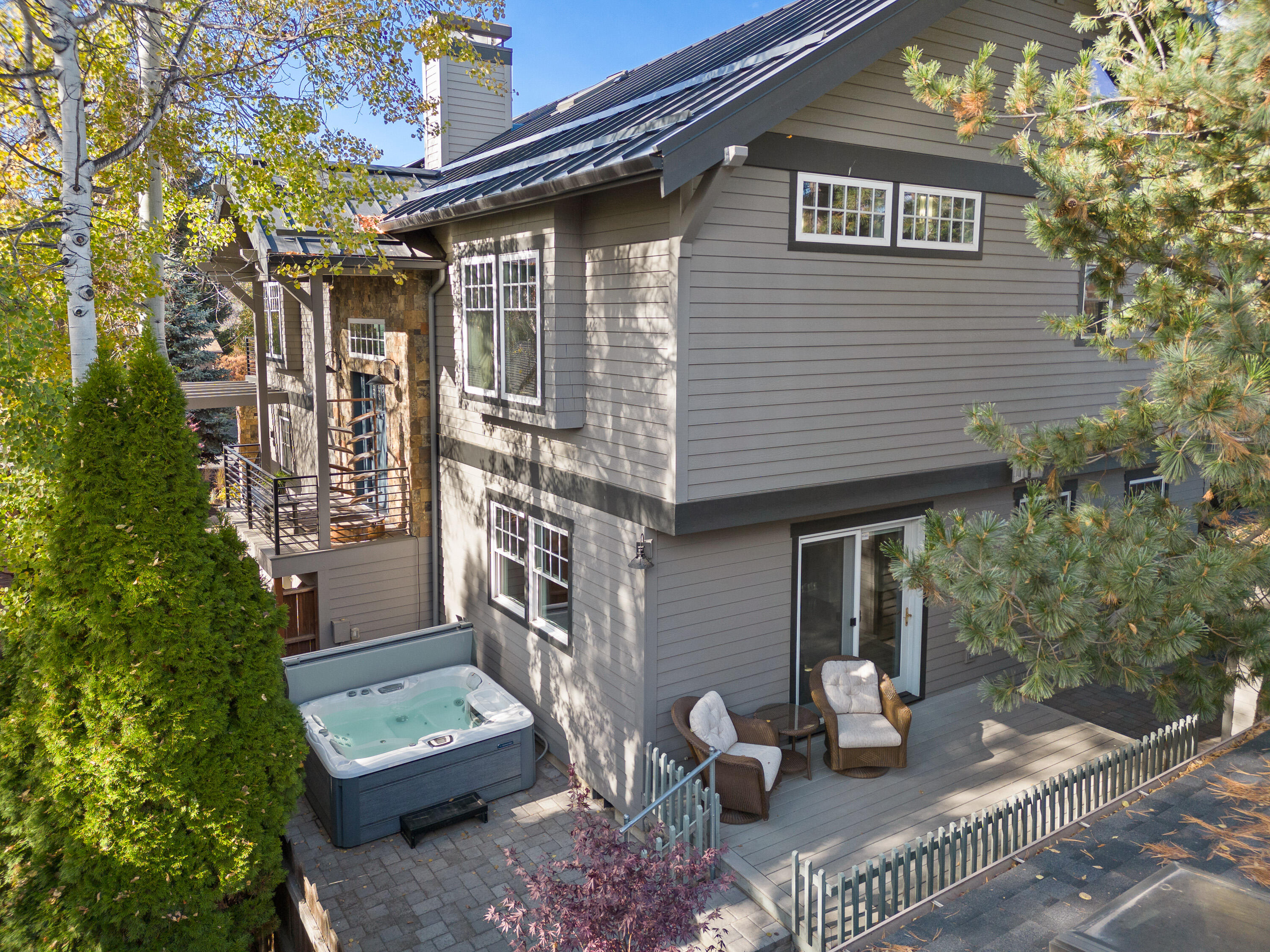560 NW Riverfront Street