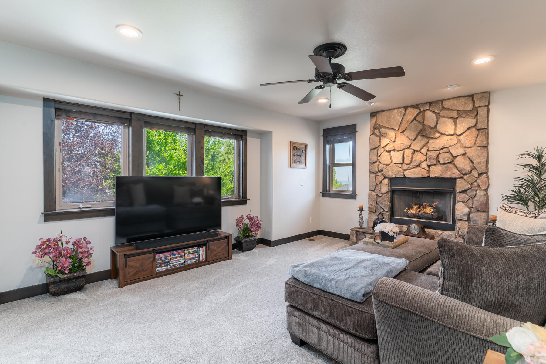 789 NW Yosemite Drive