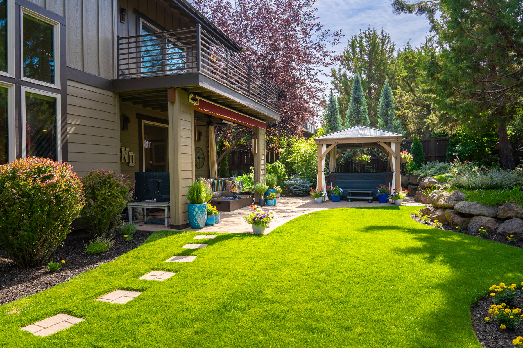 789 NW Yosemite Drive