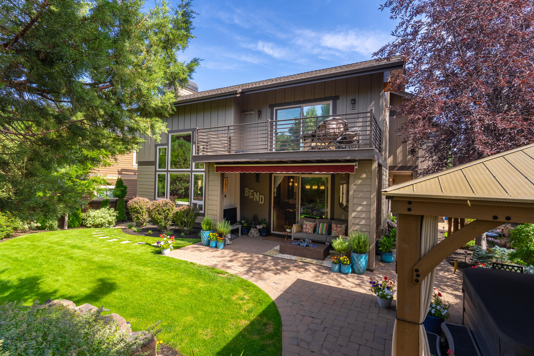 789 NW Yosemite Drive