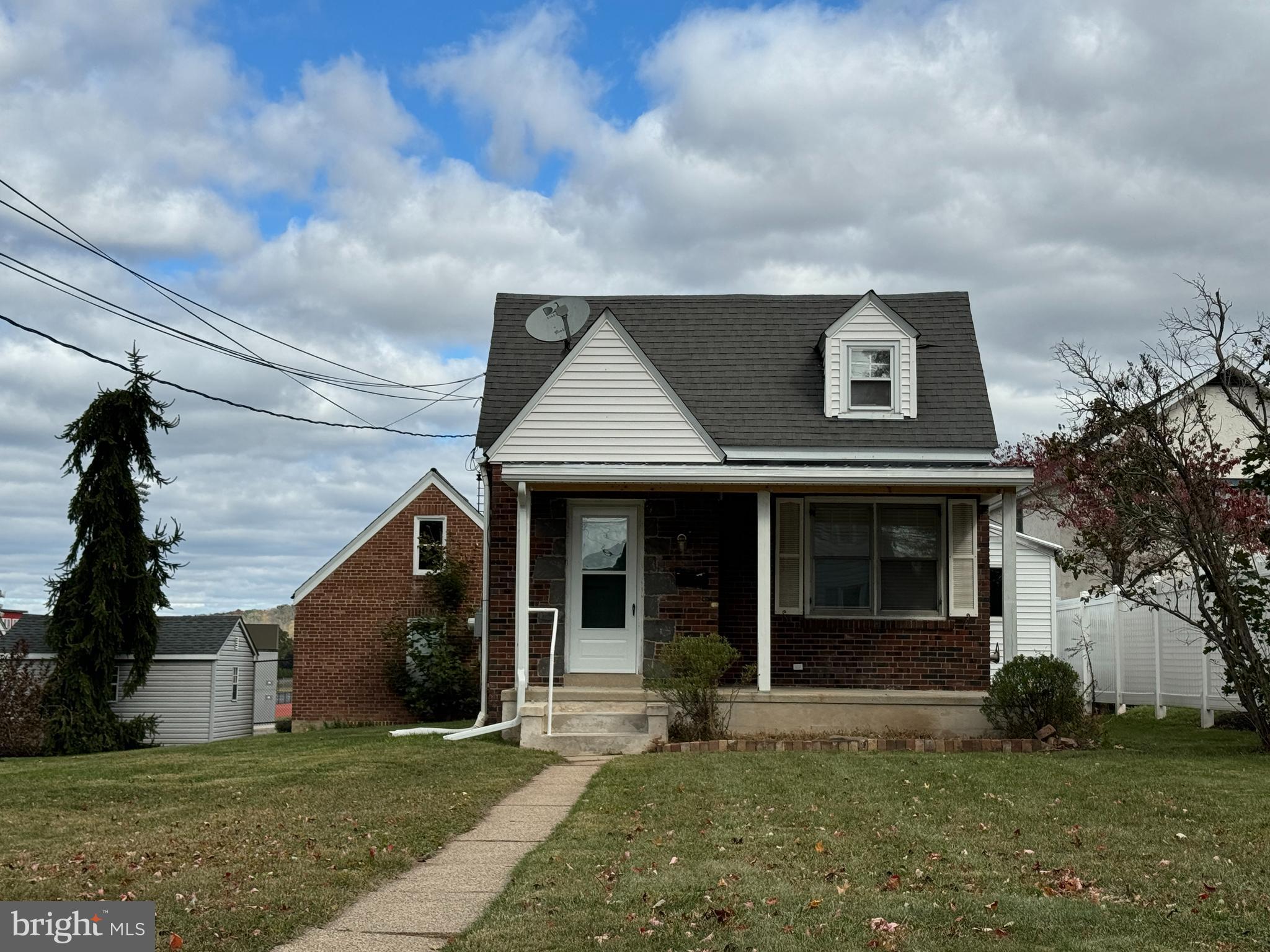 633 E 4th St