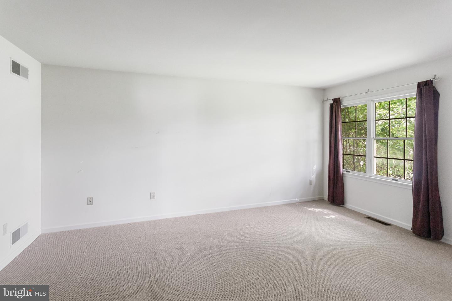 8 Clover Ln