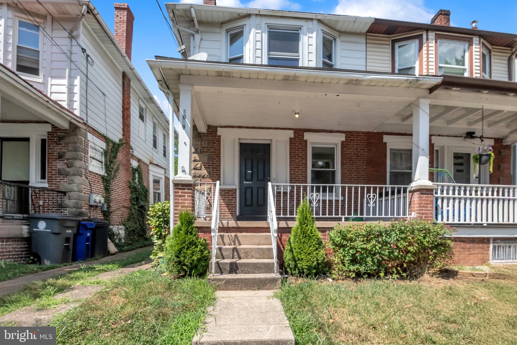 1009 Queen St