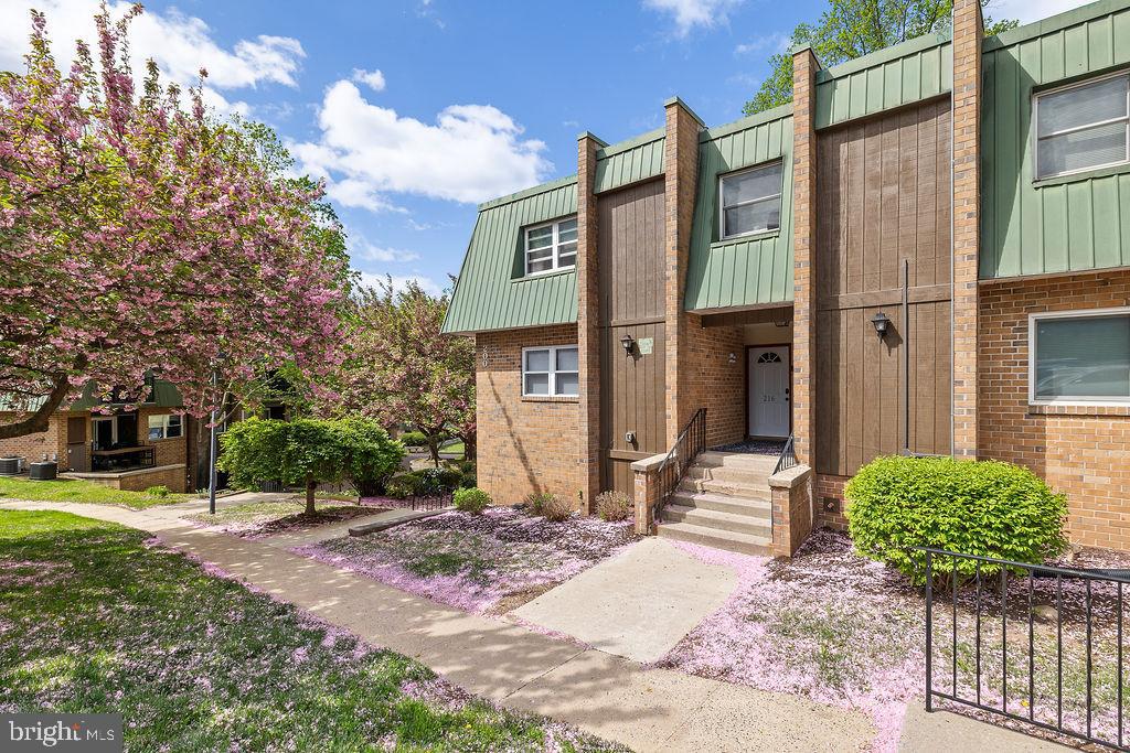 216 Meadowview Ln #216