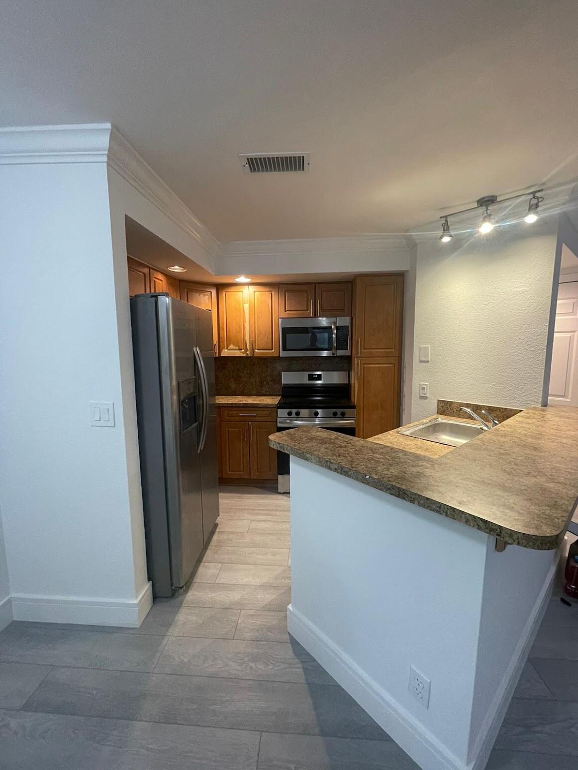 3410 Pinewalk Drive N 811