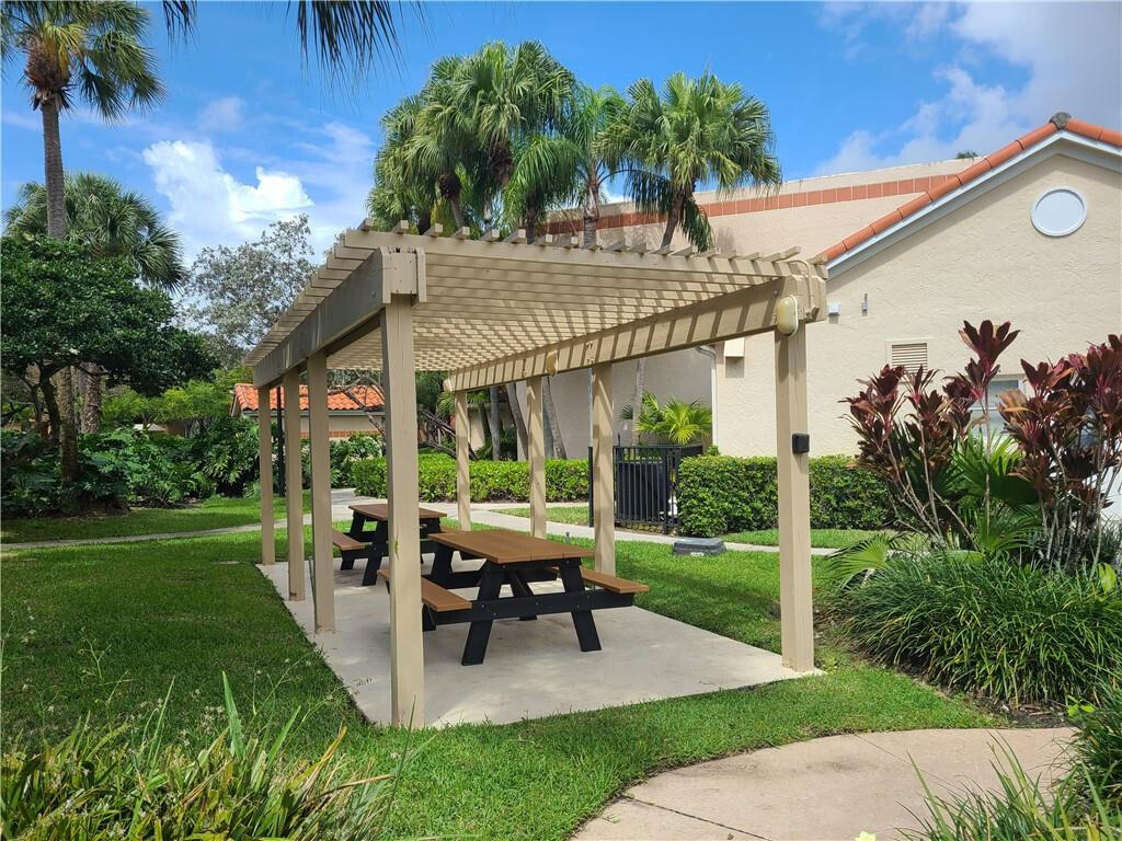 3410 Pinewalk Drive N 811