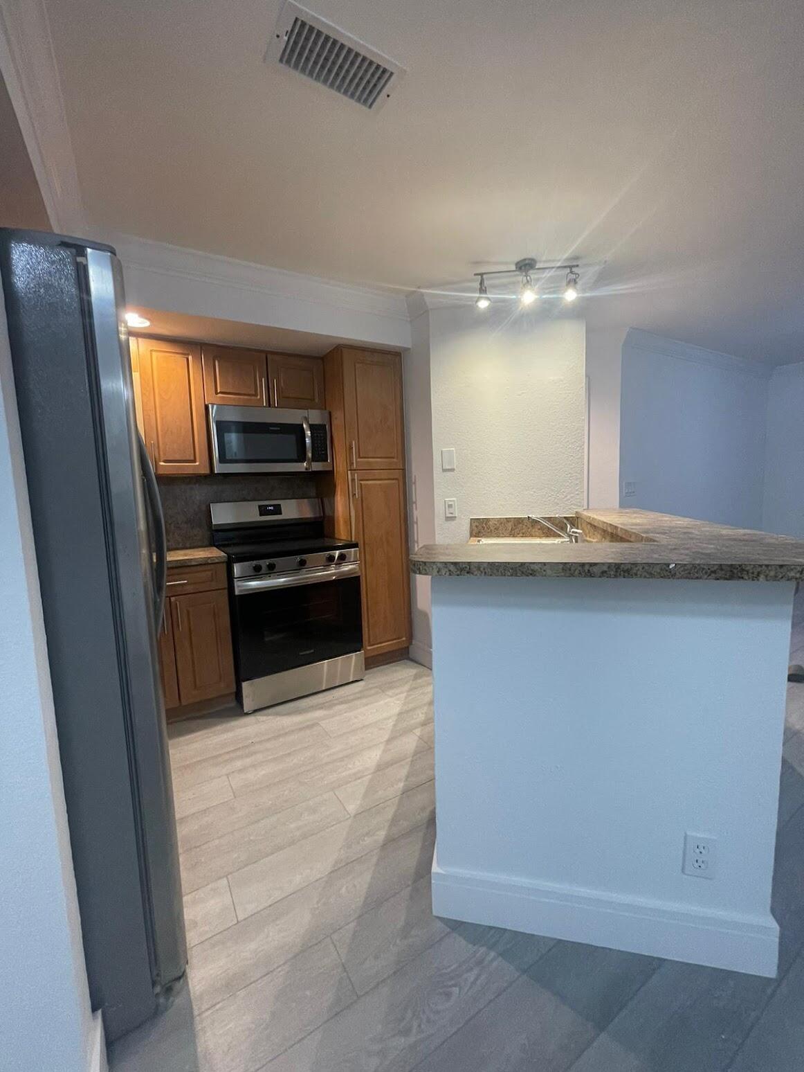 3410 Pinewalk Drive N 811
