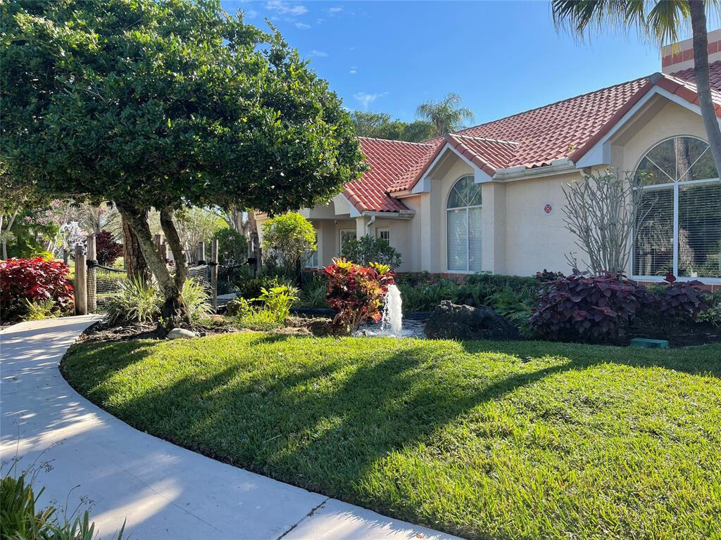 3410 Pinewalk Drive N 811