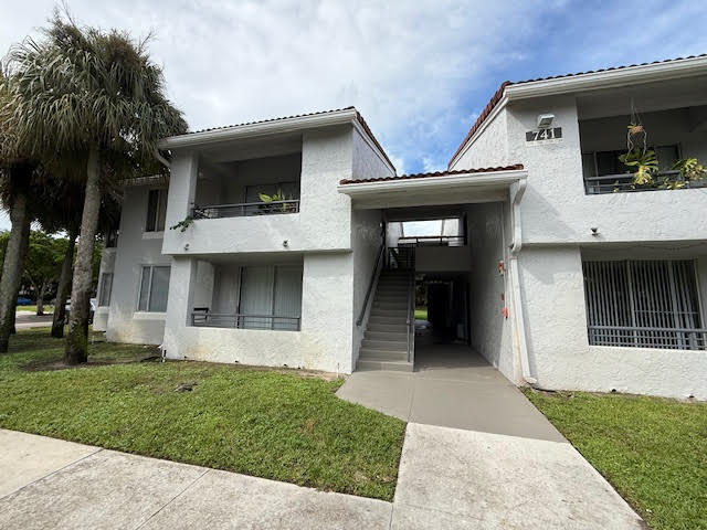 741 Lyons Rd 17201