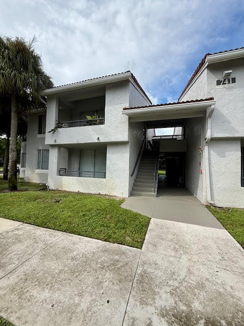 741 Lyons Rd 17201
