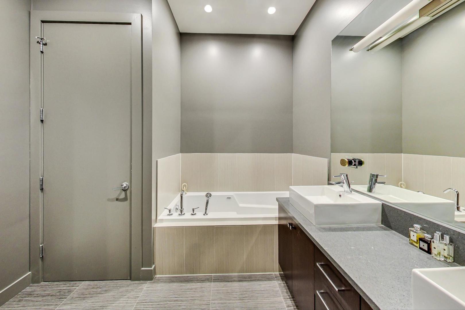 1409 N Ashland Avenue Unit: 2N