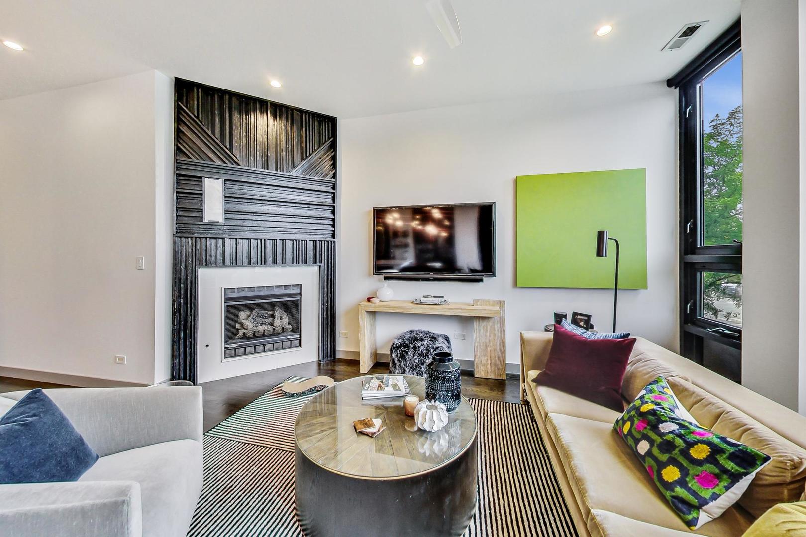 1409 N Ashland Avenue Unit: 2N