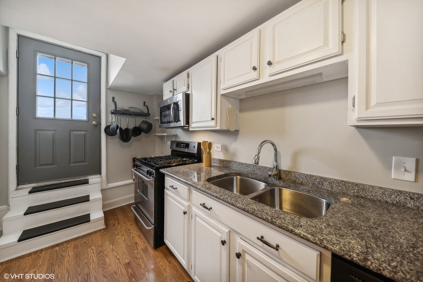 2019 N Sheffield Avenue Unit: 402