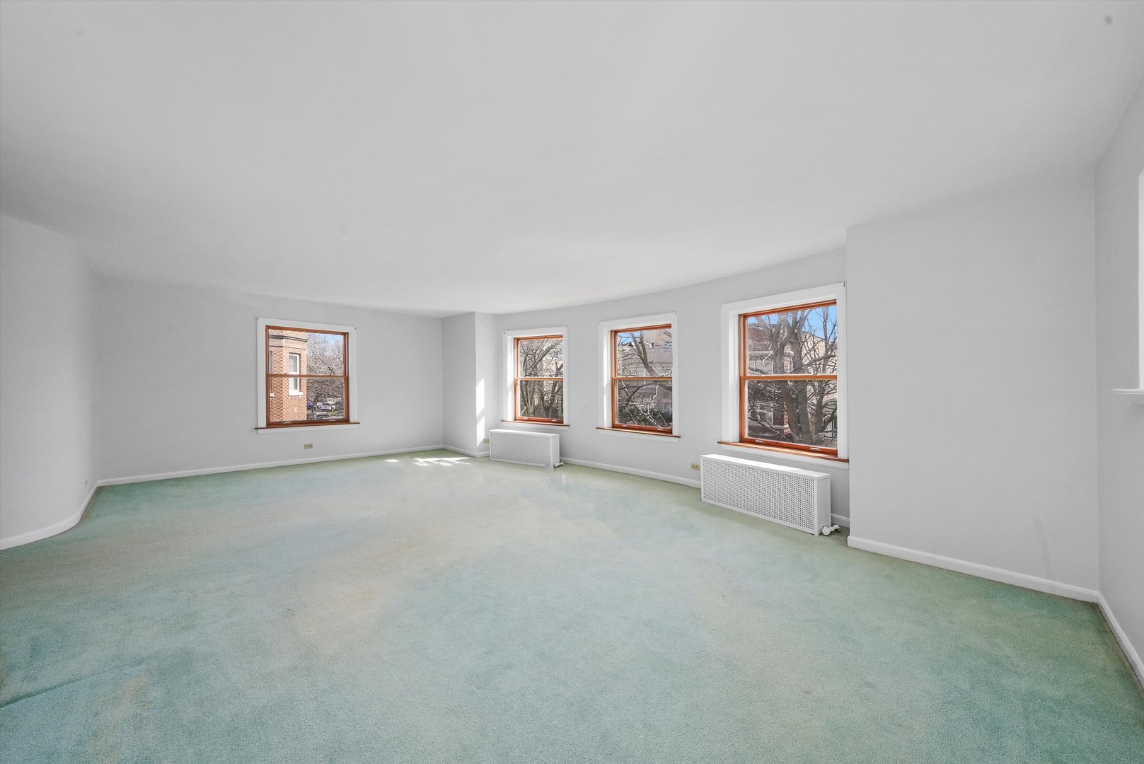 5726 N Francisco Avenue