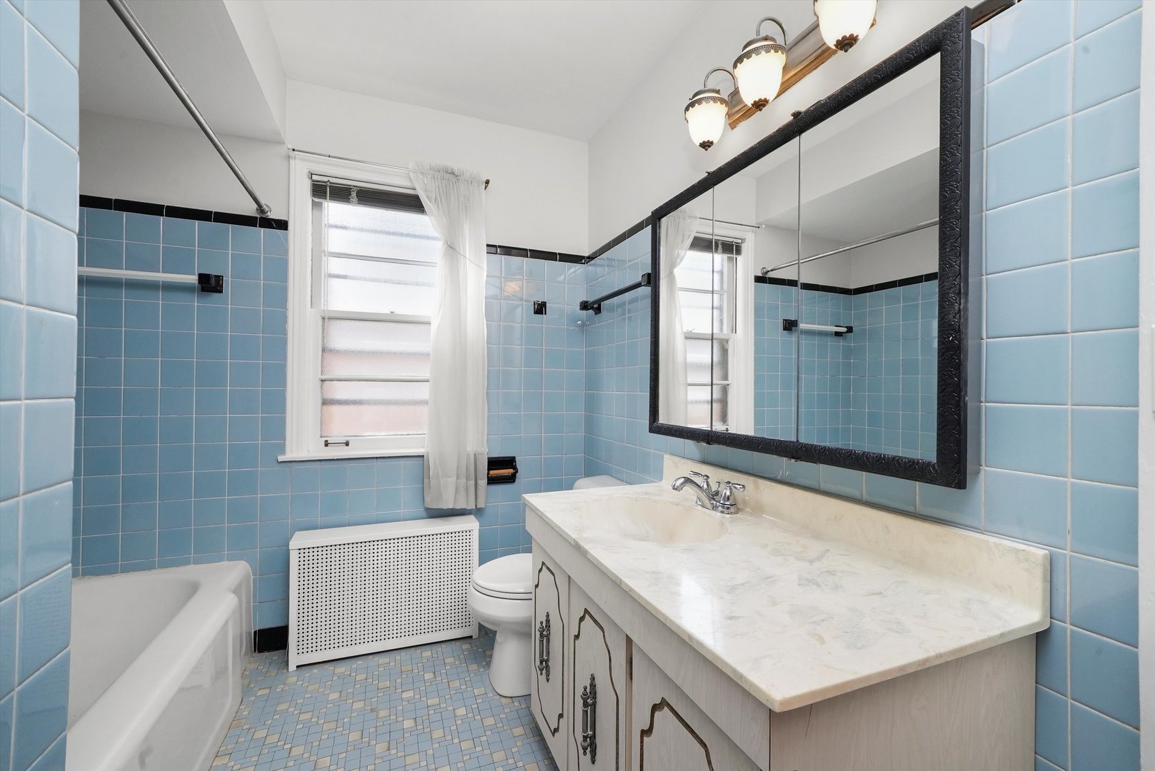 5726 N Francisco Avenue