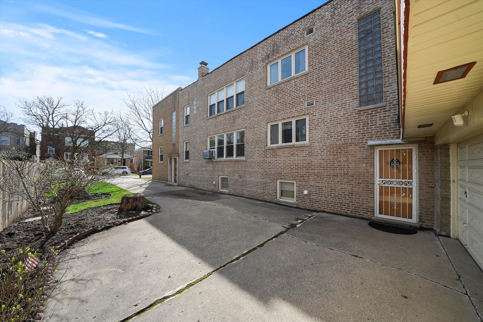 5726 N Francisco Avenue