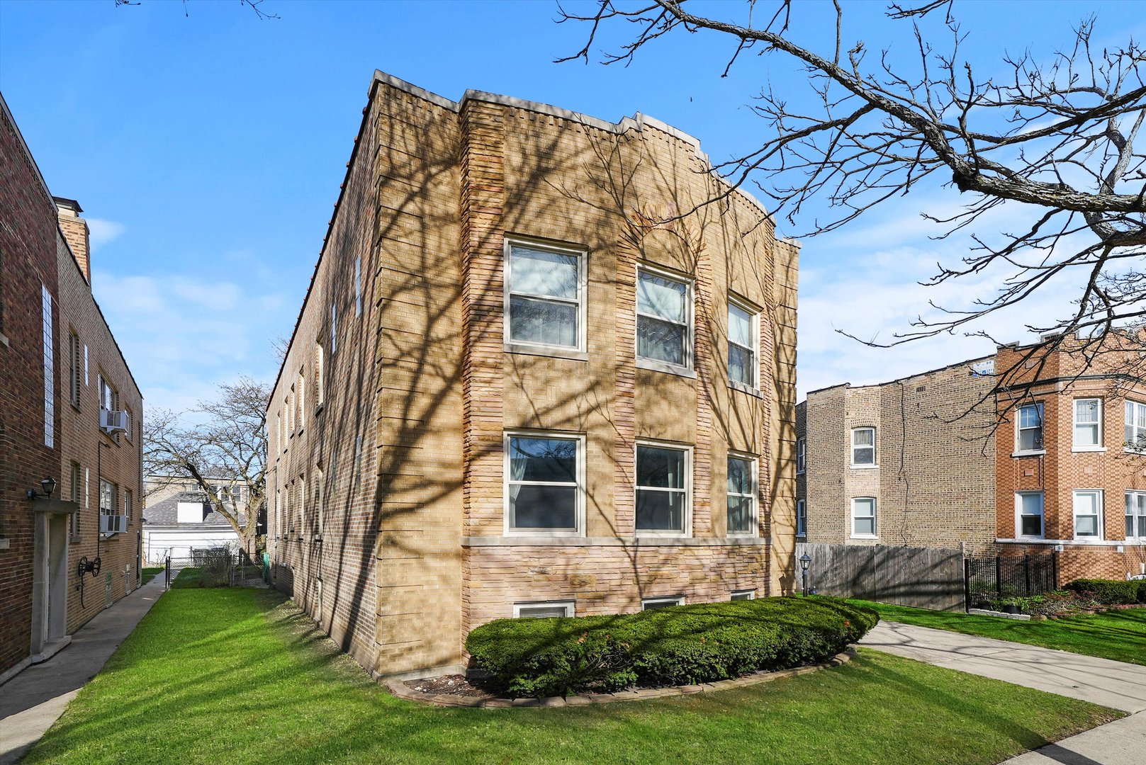 5726 N Francisco Avenue