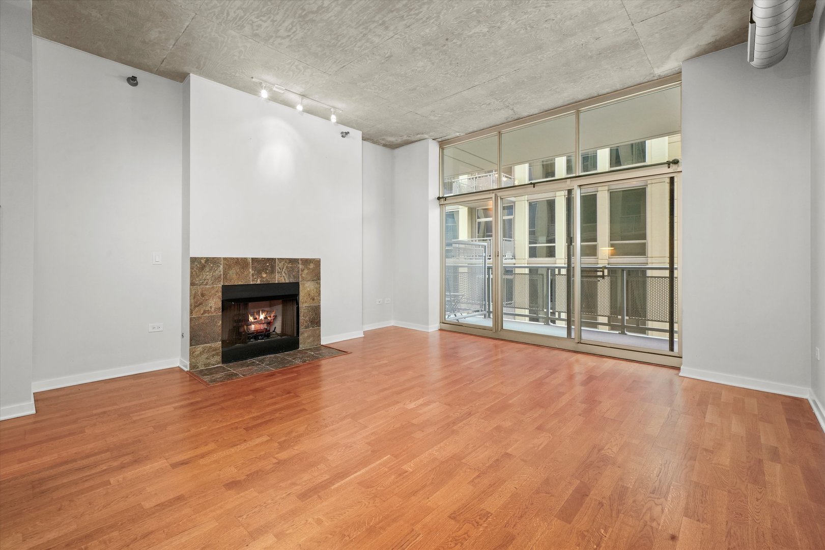700 N Larrabee Street Unit: 1004