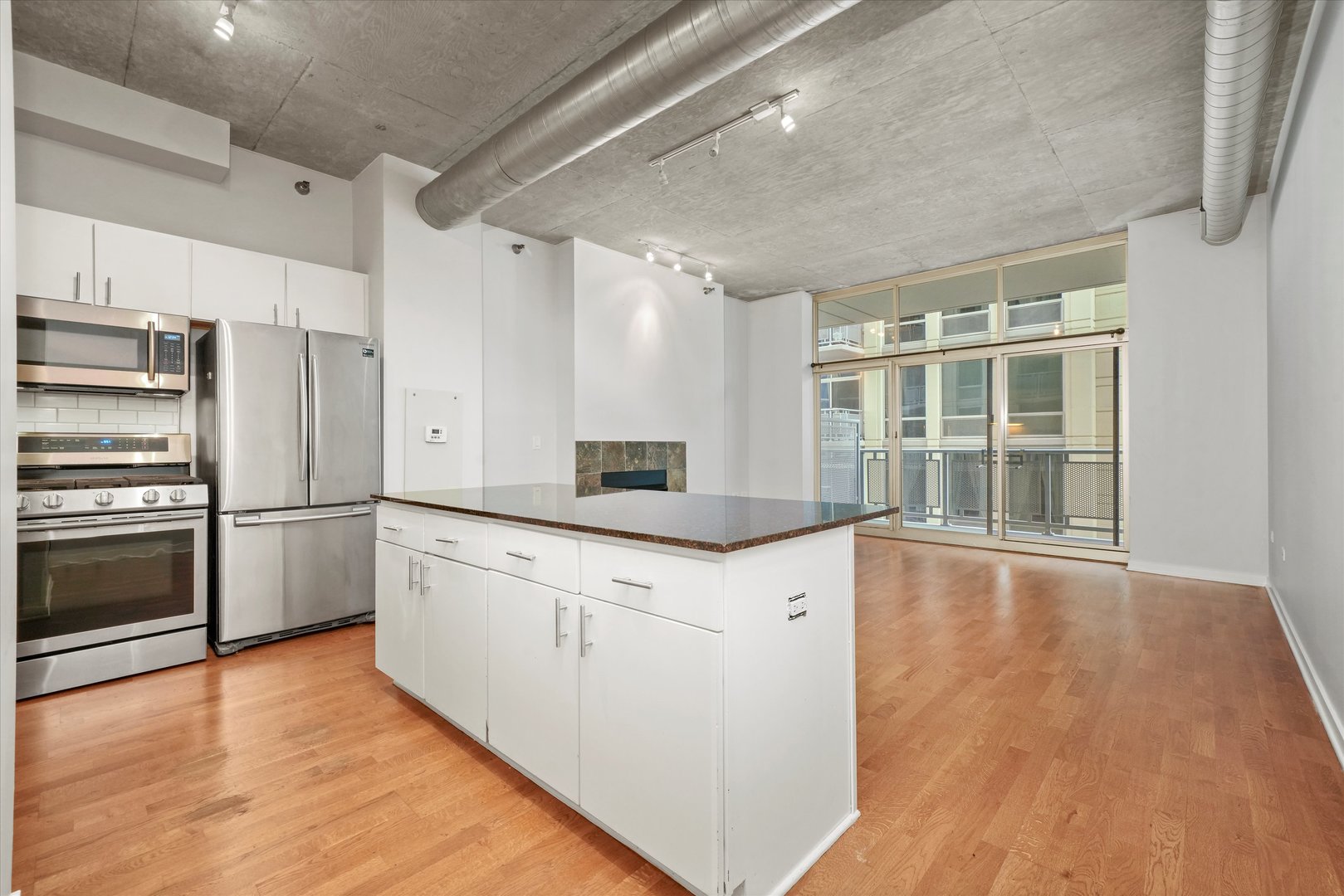700 N Larrabee Street Unit: 1004