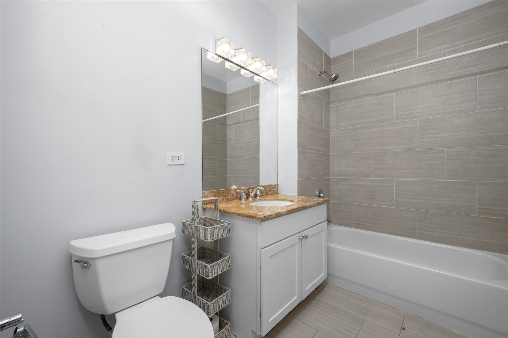 700 N Larrabee Street Unit: 1004