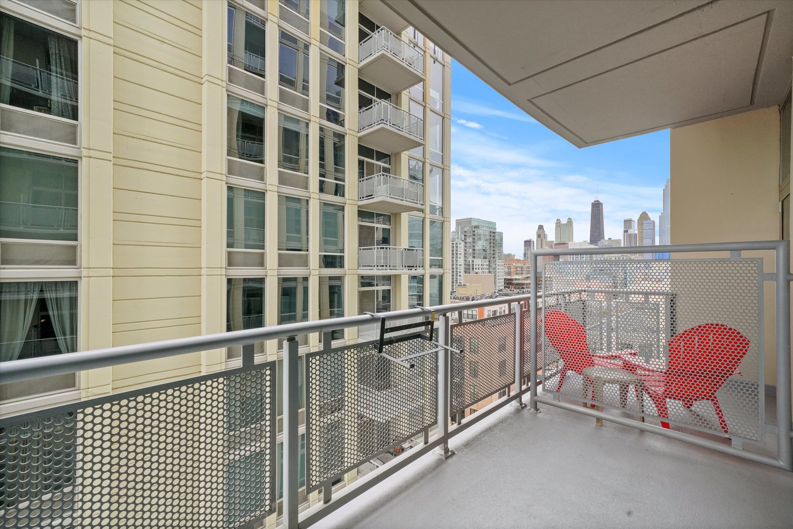 700 N Larrabee Street Unit: 1004