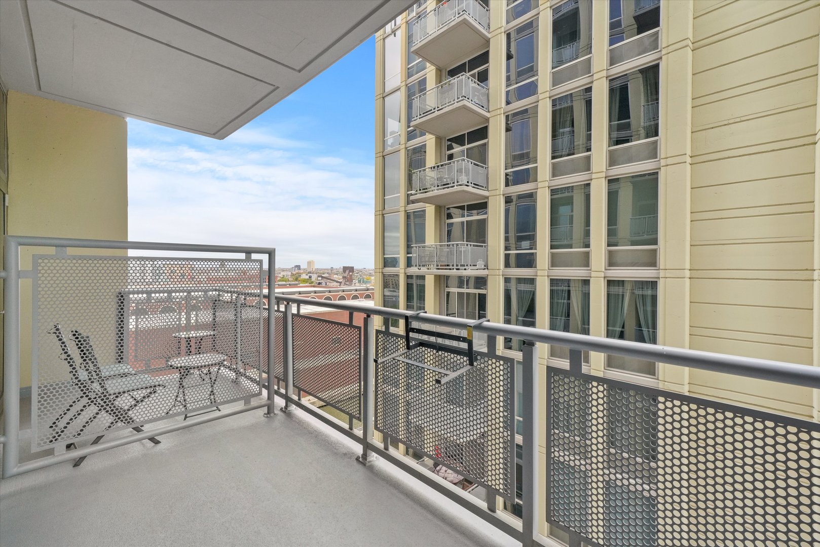700 N Larrabee Street Unit: 1004