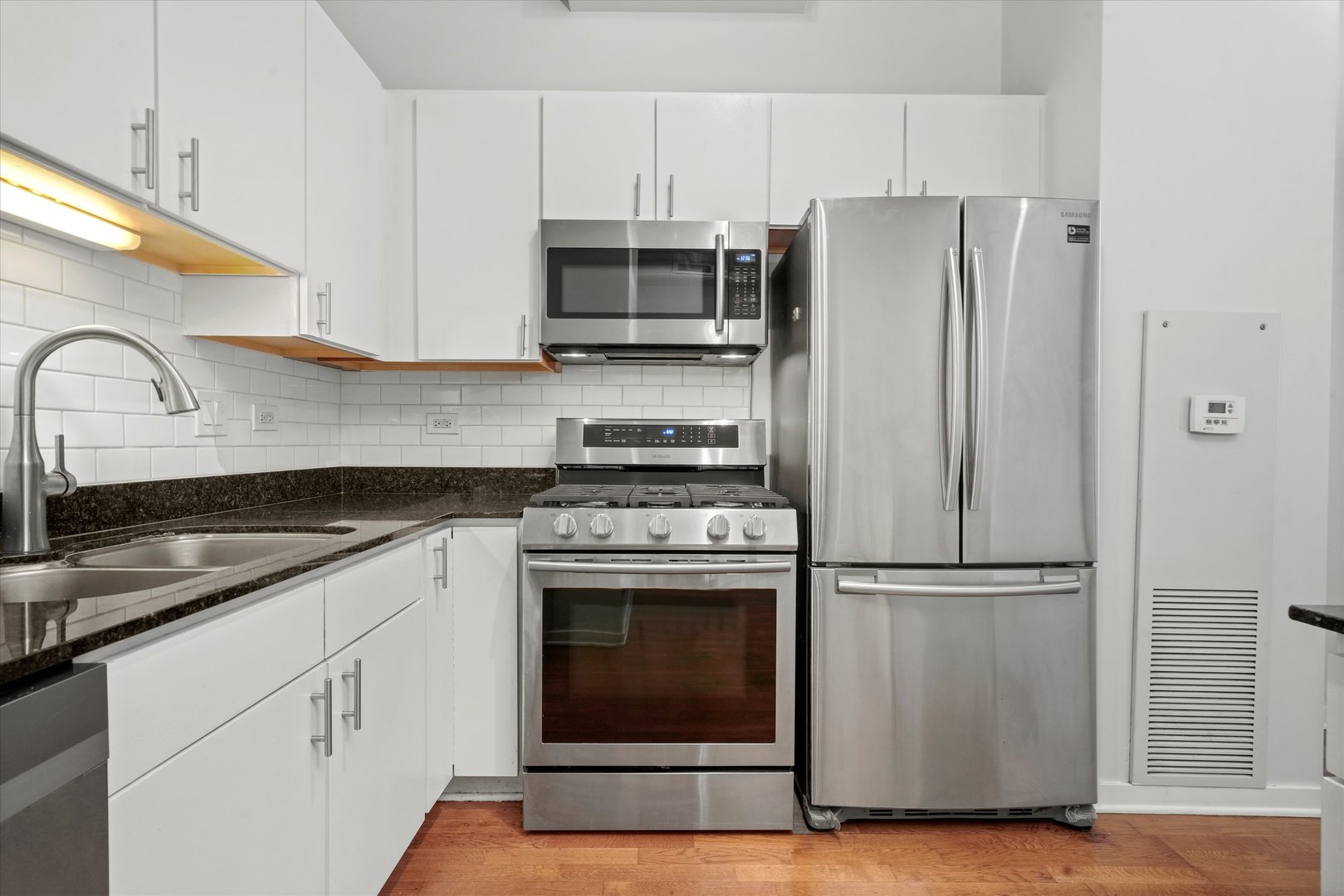 700 N Larrabee Street Unit: 1004